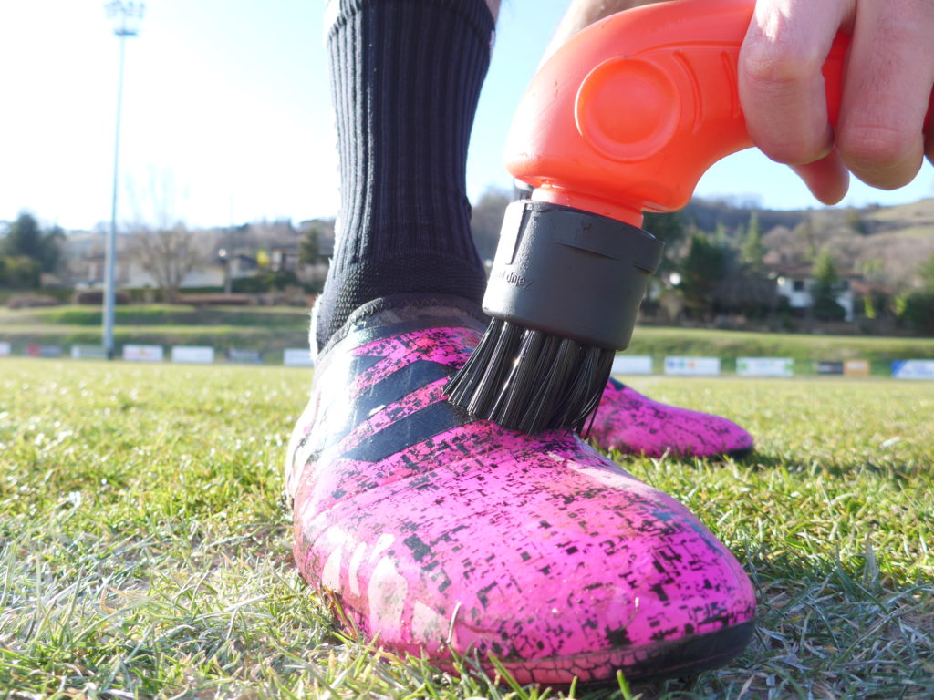 brosse pour laver crampons de football